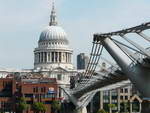 London  Tate Modern  Die Millennium Bridge mit der St Pauls Cathedral (GB).